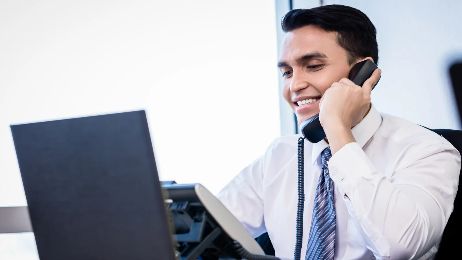 Stop Losing Hot Leads: The 60-Second Rule for Inbound Sales (And How to Achieve It)